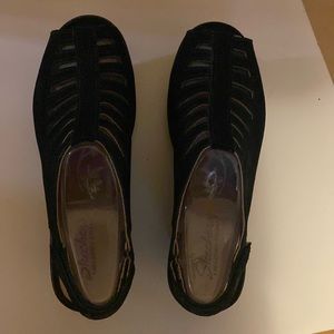 New, never worn. Sketchers